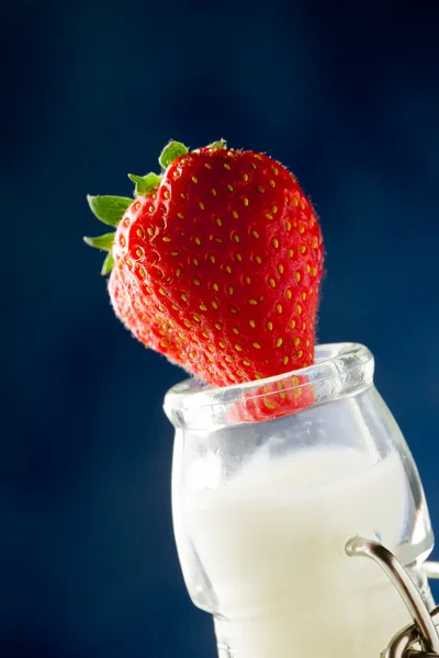 Melk fles met aardbei — Stockfoto