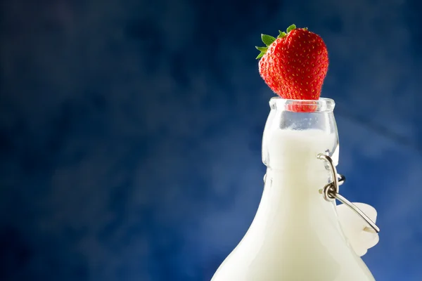 Garrafa de leite com morango — Fotografia de Stock