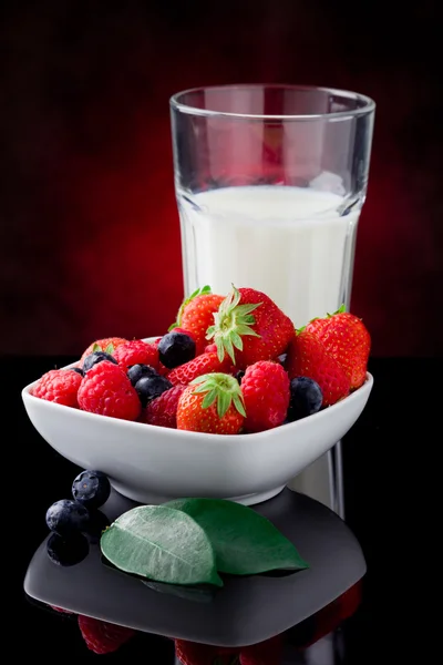 Молоко і ягід — стокове фото