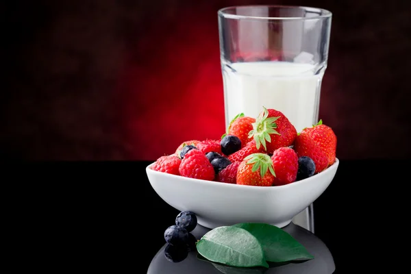 Milk and berries — Stock Photo, Image