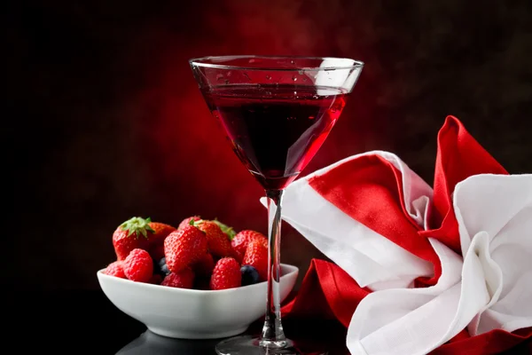Cocktail with berries — Stock Photo, Image