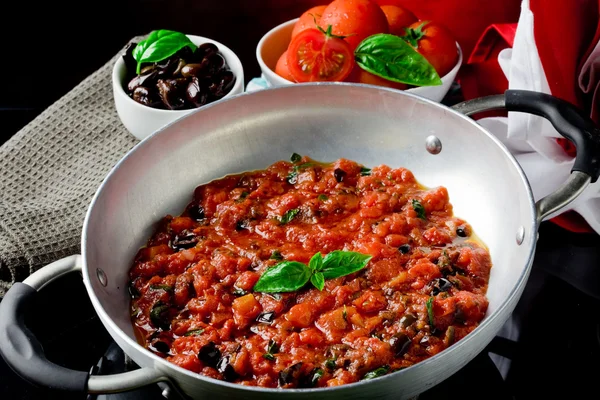 Salsa de tomate con albahaca y aceitunas — Foto de Stock