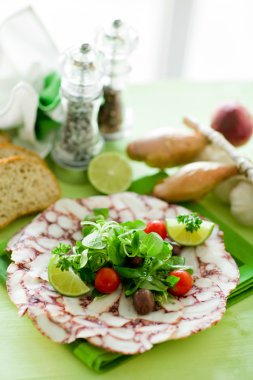 Ahtapot carpaccio ile karışık salata