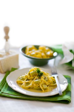 Tereyağlı ve adaçaylı Tortellini