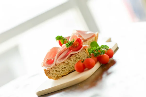 Sanduíche de tomate presunto — Fotografia de Stock