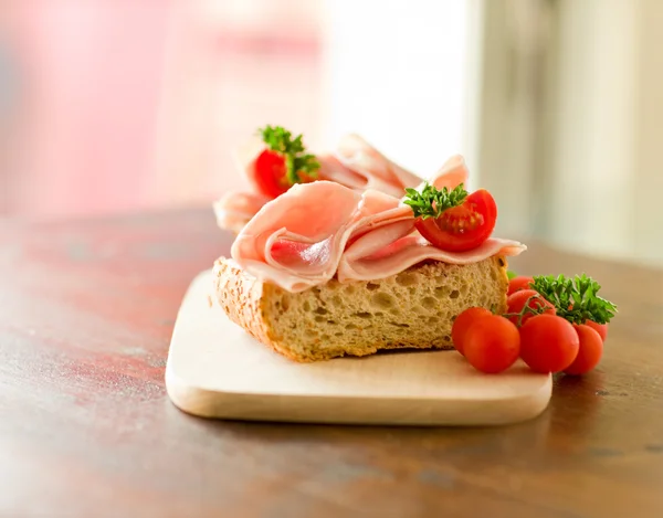 Sandwich cu roșii de șuncă — Fotografie, imagine de stoc