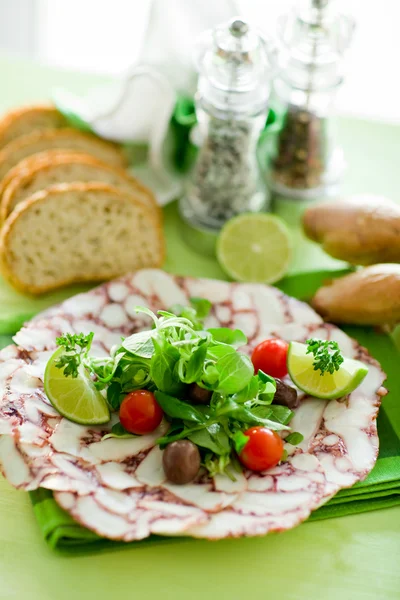 Oktopus-Carpaccio mit gemischtem Salat — Stockfoto
