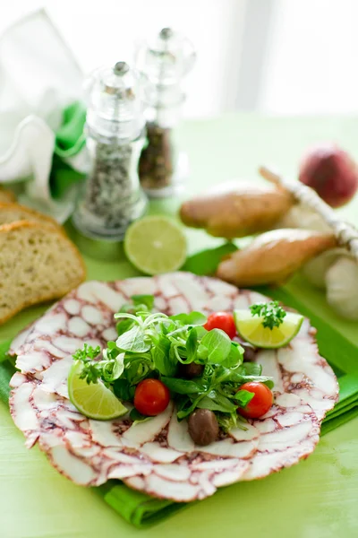 Ahtapot carpaccio ile karışık salata — Stok fotoğraf