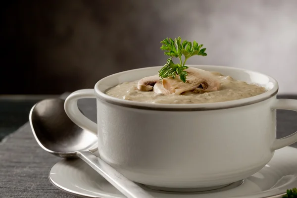 Грибной суп с петрушкой — стоковое фото