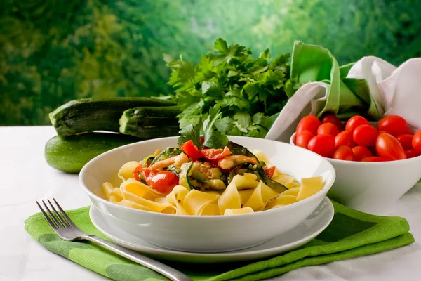 Pasta con Zucchine e Gamberetti 2 — Foto Stock