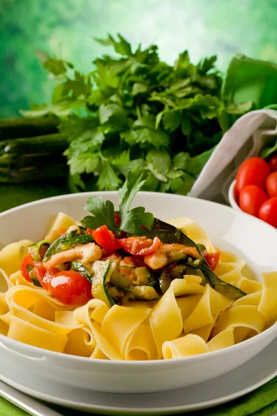 Nudeln mit Zucchini und Garnelen 2 — Stockfoto