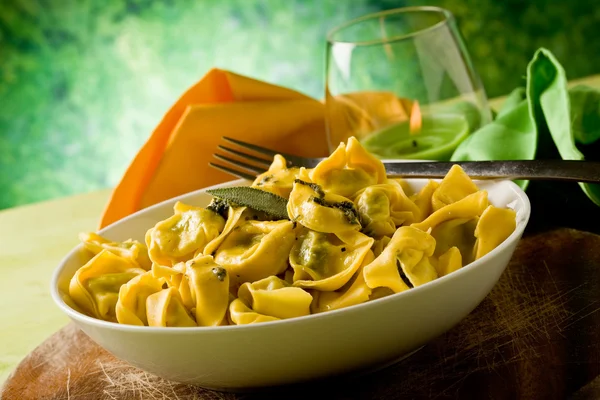 Tortellini com Manteiga e Sábio com fundo verde — Fotografia de Stock