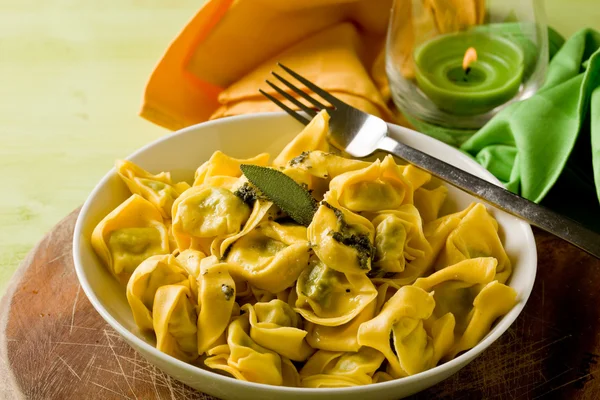 Tortellini con Burro e Salvia con sfondo verde — Foto Stock