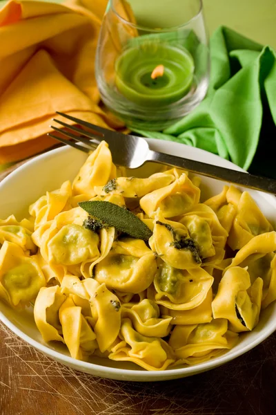 Tortellini au beurre et sauge avec fond vert — Photo