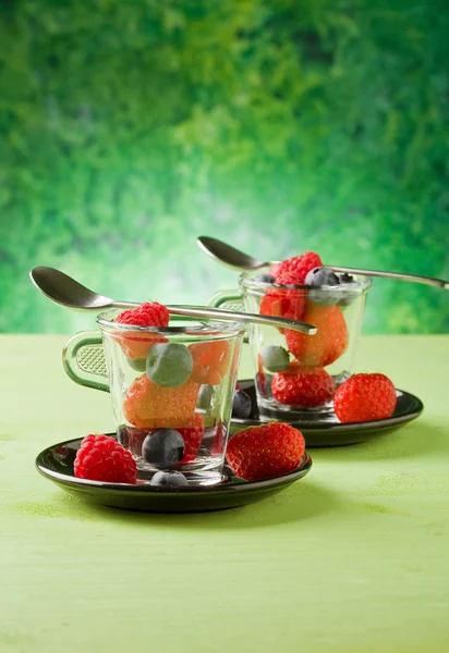 유리 컵 안에 열매 — 스톡 사진