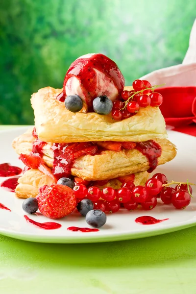 Puff pastry with berries and ice cream — Stock Photo, Image