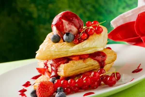 Puff pastry with berries and ice cream — Stock Photo, Image