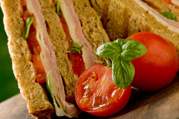 Läcker smörgås på träbord — Stockfoto