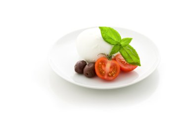 domates mozzarella meze beyaz izole arka planda