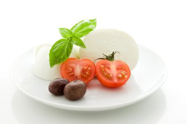 domates mozzarella meze beyaz izole arka planda