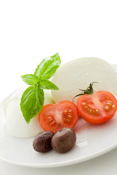 Ντομάτα μοτσαρέλα ορεκτικό σε άσπρο φόντο απομονωμένες — Φωτογραφία Αρχείου