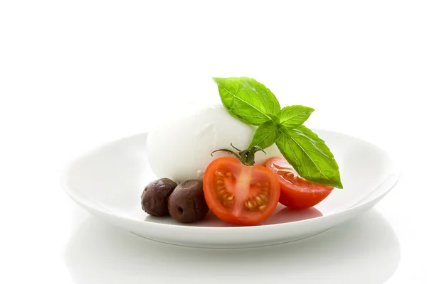 Tomaat mozzarella voorgerecht op witte geïsoleerde achtergrond — Stockfoto