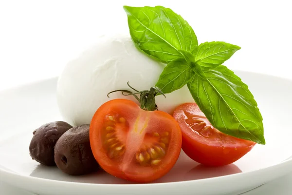 Apéritif tomate Mozzarella sur fond blanc isolé — Photo