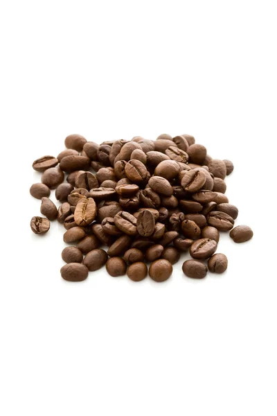 Kaffebönor på vit isolerade bakgrund — Stockfoto