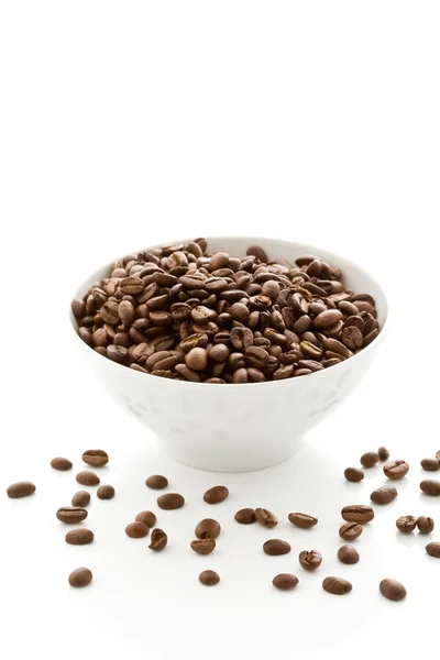 Feijões de café dentro de uma tigela branca — Fotografia de Stock