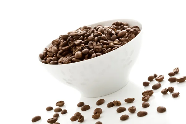 Kaffebönor i en vit skål — Stockfoto
