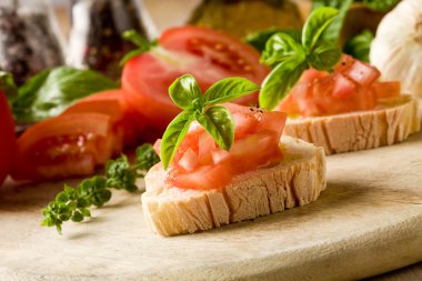 Domates ve fesleğenli bruschetta.