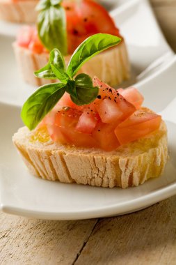 Domates ve fesleğenli bruschetta.