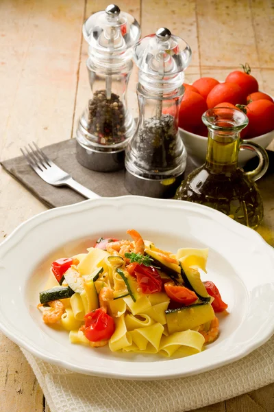 Pasta with Zucchini and Shrimps — Stock Photo, Image