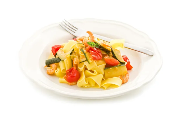 Nudeln mit Zucchini und Garnelen — Stockfoto