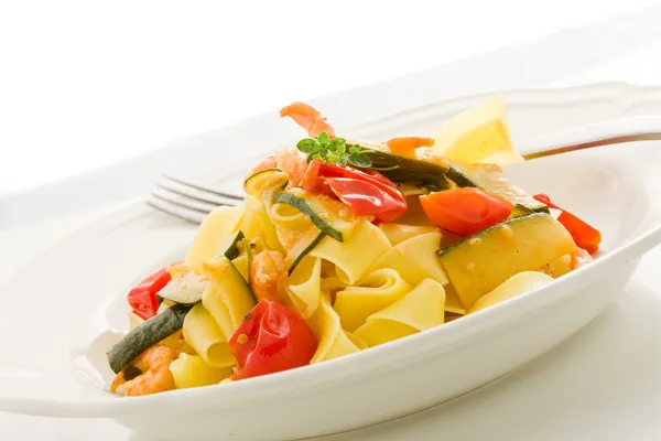 Pasta met courgette en garnalen — Stockfoto