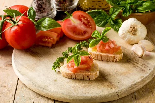 Bruschetta dengan tomat dan kemangi — Stok Foto