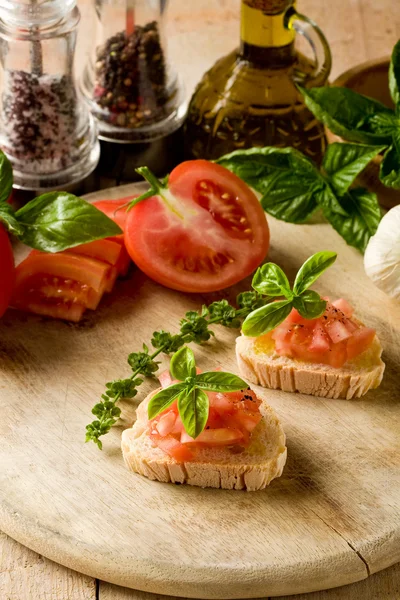 Bruschetta con pomodori e basilico — Foto Stock