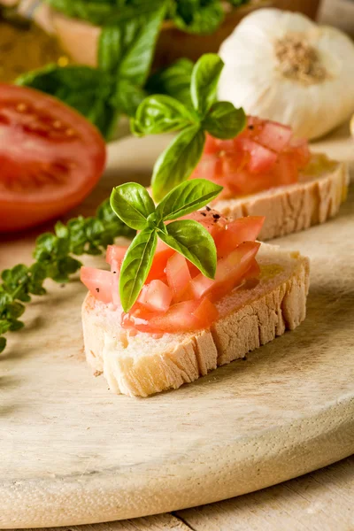 Bruschetta met tomaten en basilicum — Stockfoto