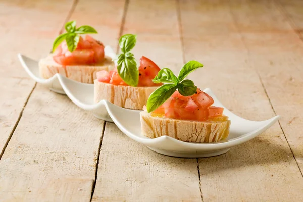 Bruschetta con pomodori e basilico — Foto Stock