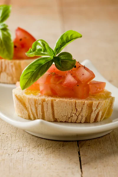 Bruschetta mit Tomaten und Basilikum — Stockfoto