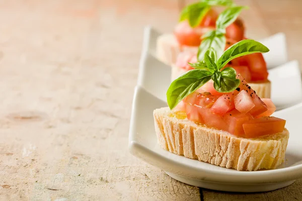 Bruschetta met tomaten en basilicum — Stockfoto