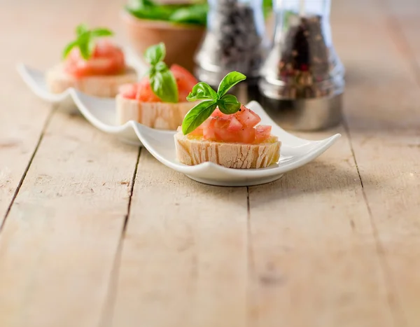 Bruschetta mit Tomaten und Basilikum — Stockfoto