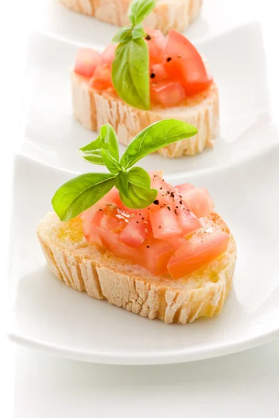 Bruschetta con tomates y albahaca aislados —  Fotos de Stock