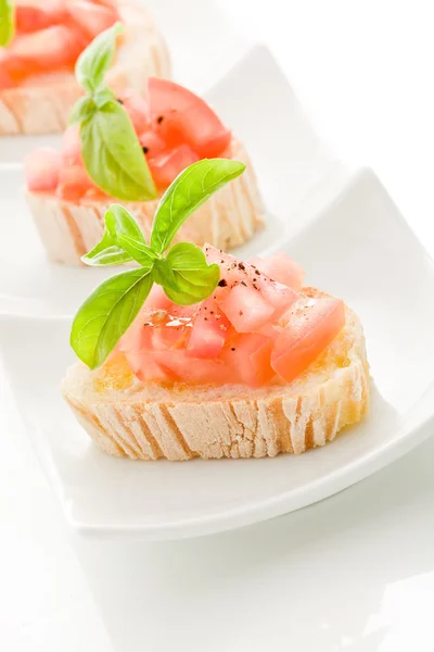 Bruschetta s rajčaty a bazalkou, samostatný — Stock fotografie