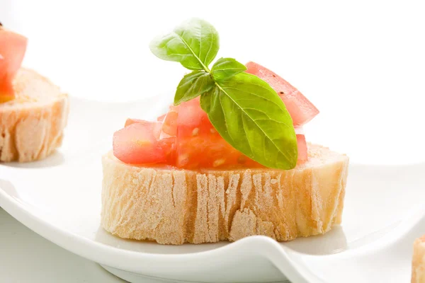 Bruschetta com tomates e manjericão isolado — Fotografia de Stock
