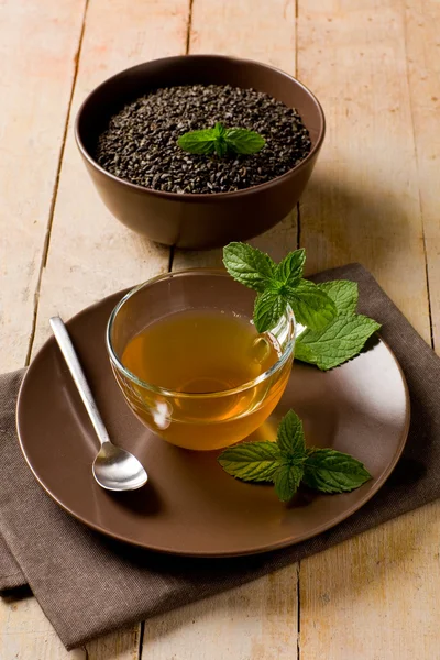 Зеленый мятный чай — стоковое фото