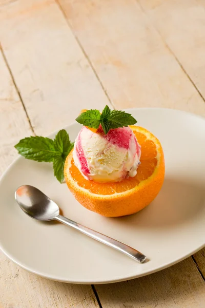 Παγωτό σε πορτοκαλί — Φωτογραφία Αρχείου
