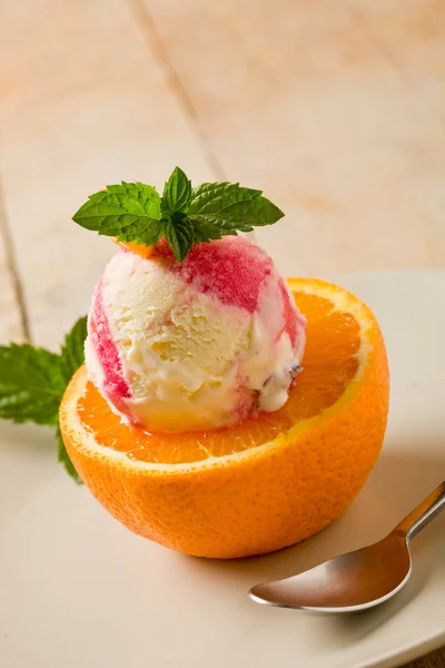 Παγωτό σε πορτοκαλί — Φωτογραφία Αρχείου