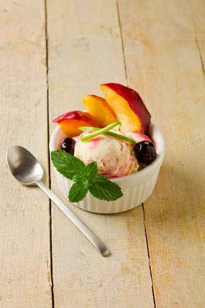 Чашка морозива з фруктами — стокове фото