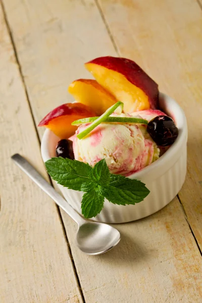 Φλιτζάνι παγωτό με φρούτα — Φωτογραφία Αρχείου